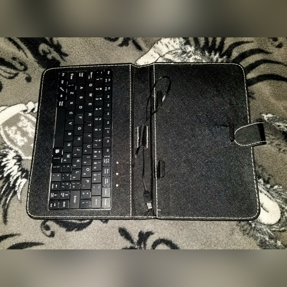 Black 7 Inch Tablet Cover W/ Keyboard & Stand - Picture 6 of 7